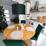 Urokliwy Azyl W Mieście: Komfort I Spokój, Projektor I Hi-fi, 6 Minut Kolejką Do Centrum. Apartamento *