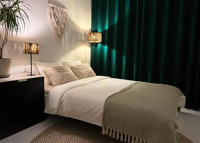 Urokliwy Azyl W Mieście: Komfort I Spokój, Projektor I Hi-fi, 6 Minut Kolejką Do Centrum. Poznań