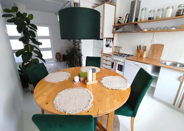 Urokliwy Azyl W Mieście: Komfort I Spokój, Projektor I Hi-fi, 6 Minut Kolejką Do Centrum. Apartament *