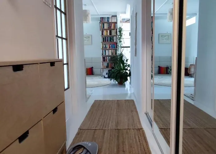 Urokliwy Azyl W Mieście: Komfort I Spokój, Projektor I Hi-fi, 6 Minut Kolejką Do Centrum. Apartamento