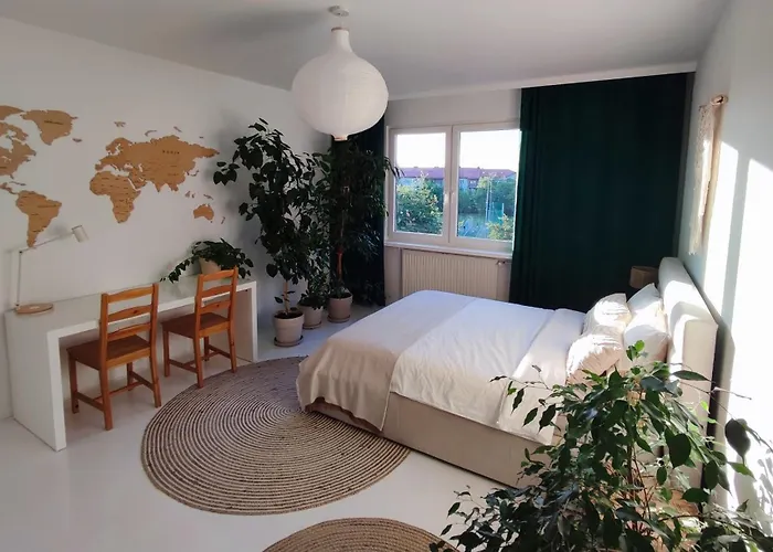 Apartament Urokliwy Azyl W Mieście: Komfort I Spokój, Projektor I Hi-fi, 6 Minut Kolejką Do Centrum.