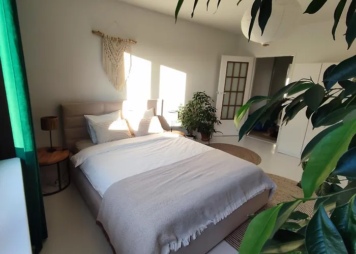 Apartament Urokliwy Azyl W Mieście: Komfort I Spokój, Projektor I Hi-fi, 6 Minut Kolejką Do Centrum.