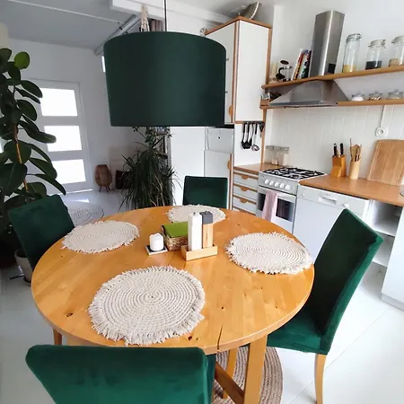 Urokliwy Azyl W Miescie: Komfort I Spokoj, Projektor I Hi-fi, 6 Minut Kolejka Do Centrum. Apartmán *