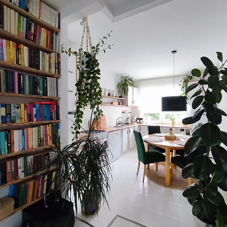 Urokliwy Azyl W Mieście: Komfort I Spokój, Projektor I Hi-fi, 6 Minut Kolejką Do Centrum. Apartament Poznań