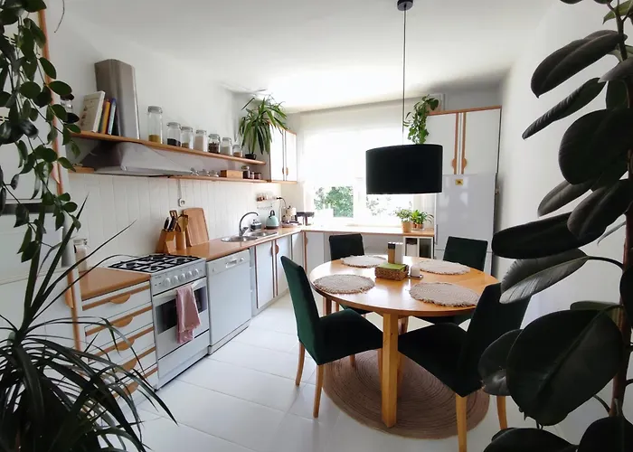 Apartment Urokliwy Azyl W Miescie: Komfort I Spokoj, Projektor I Hi-fi, 6 Minut Kolejka Do Centrum.