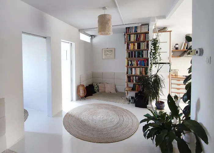 Urokliwy Azyl W Miescie: Komfort I Spokoj, Projektor I Hi-fi, 6 Minut Kolejka Do Centrum.